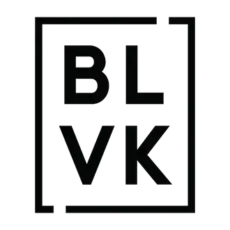 Logo “blvk” preto com letras em negrito e maiúsculas dentro de uma moldura retangular minimalista.