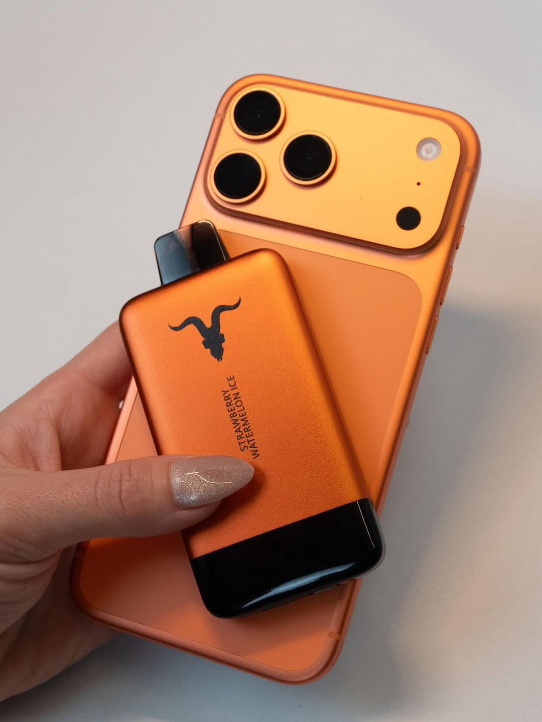 Vape pen metálico laranja com detalhes em preto e logo de touro strawberry vintners nice ignite v155 ultra slim lançamento