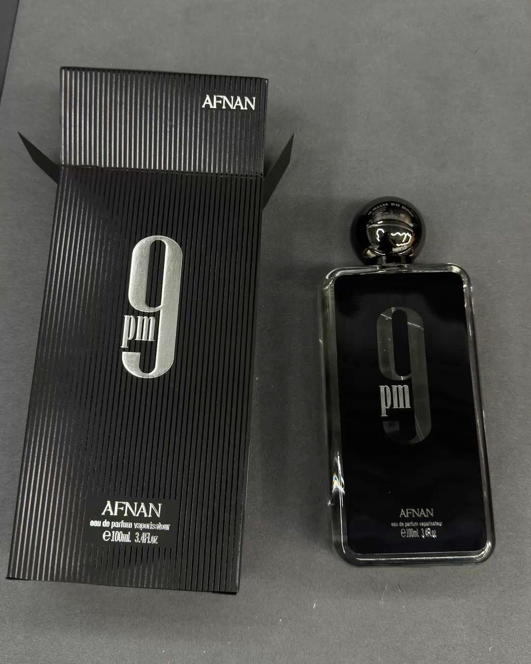 Perfume 9 pm afnan eau de parfum masculino com frasco retangular preto de vidro e logo prata 9 pm na frente