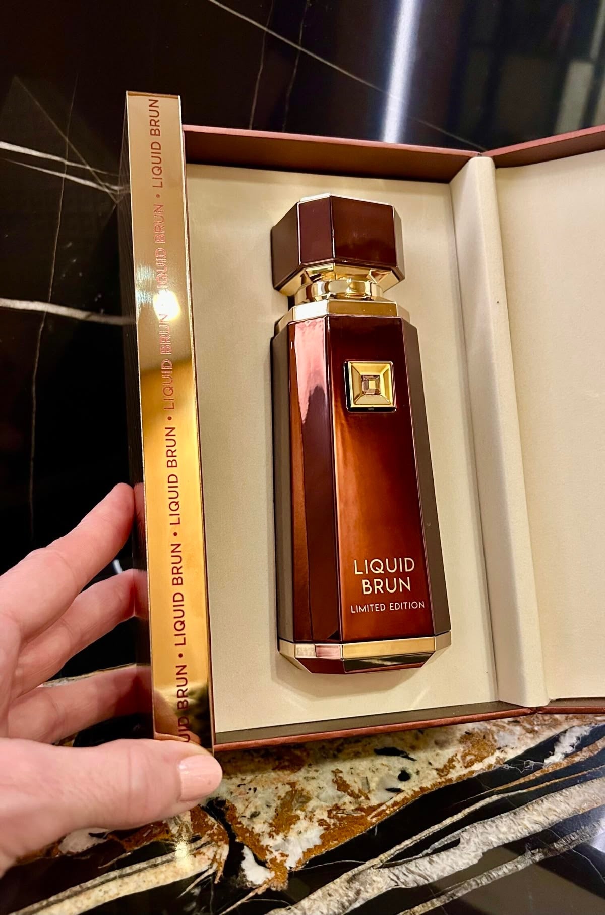 Fragrância liquid brun french avenue masculino em frasco luxuoso âmbar com tampa dourada e embalagem elegante limitada