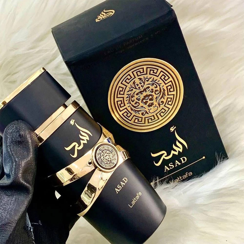 Frasco preto e dourado de perfume masculino asad lattafa com detalhes dourados e escrita árabe oriental amadeirado 100ml