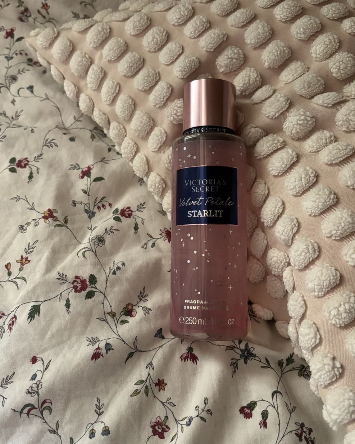 Frasco rosa de vidro do perfume velvet petals starlit victoria’s secret com tampa rose gold e design estrelado