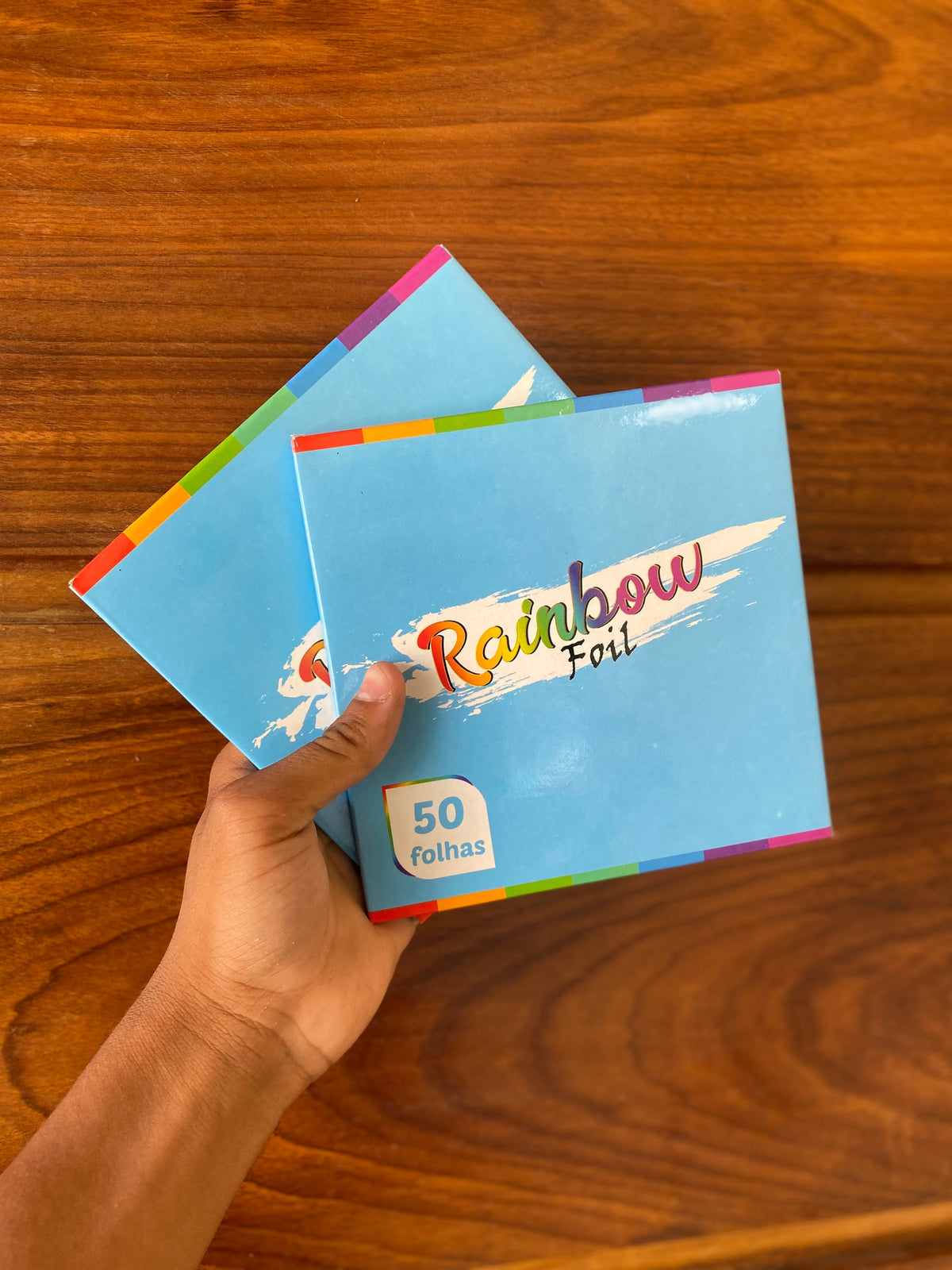 Caixa retangular azul de papel alumínio liso rainbow com bordas coloridas e 50 folhas