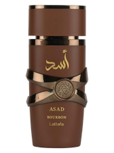 Frasco marrom cilindrico de perfume masculino asad bourbon da lattafa com escrita arabe dourada e detalhes metalicos