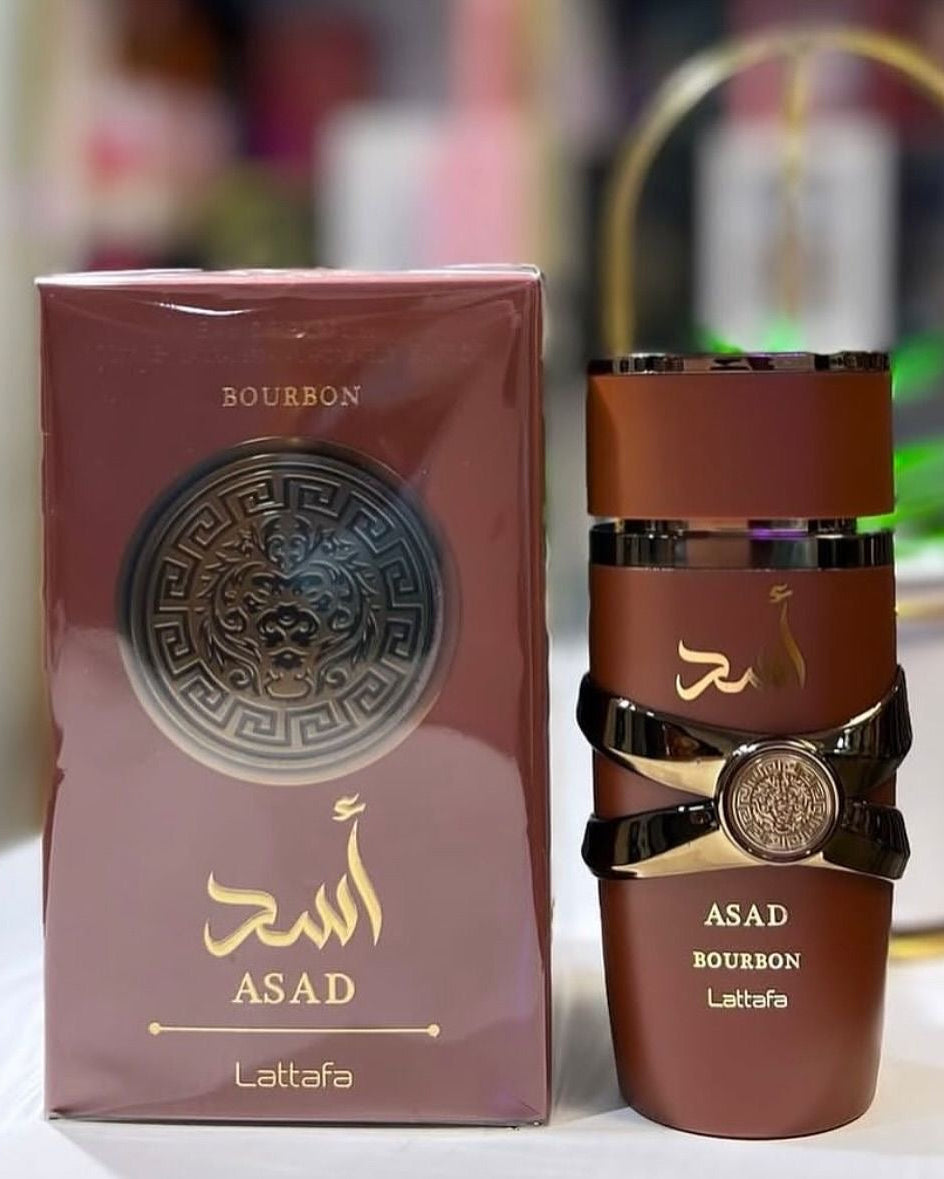Frasco de perfume masculino asad bourbon lattafa em vidro marrom com detalhes dourados e preto e emblema circular na tampa
