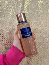 Fragrância corporal victoria’s secret bare vanilla starlit rosa com glitter, tampa rose gold e rótulo azul