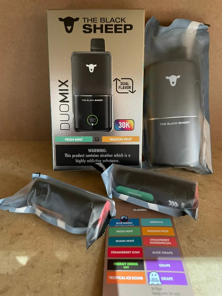 Dispositivo vape black sheep dual mix 30k preto matte com capa dupla e embalagens de líquidos variados ao lado
