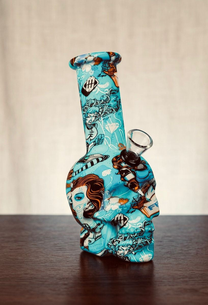 Bong de vidro colorido mr baba em formato de caveira turquesa com design gráfico vibrante e detalhado