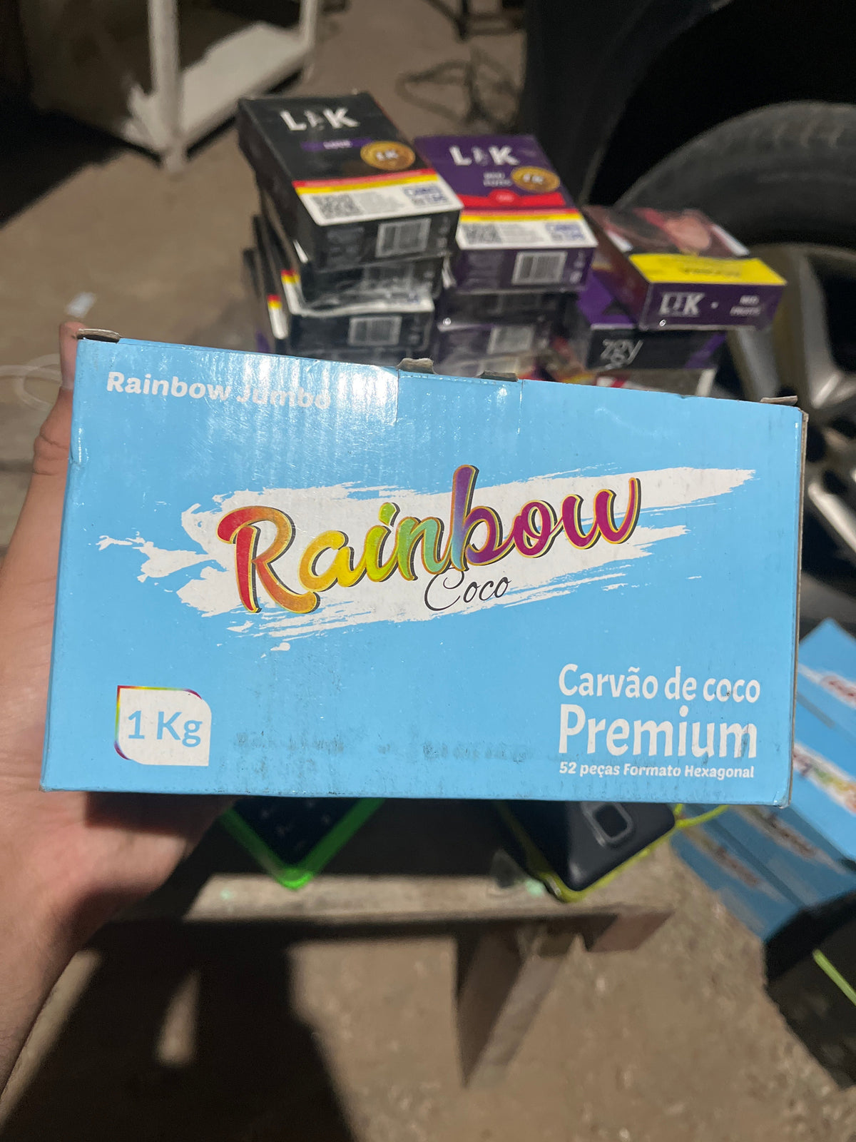 Caixa azul clara retangular de carvão premium de coco rainbow coco com 52 pedaços hexagonais por 1 kg carvão rainbow 1kg