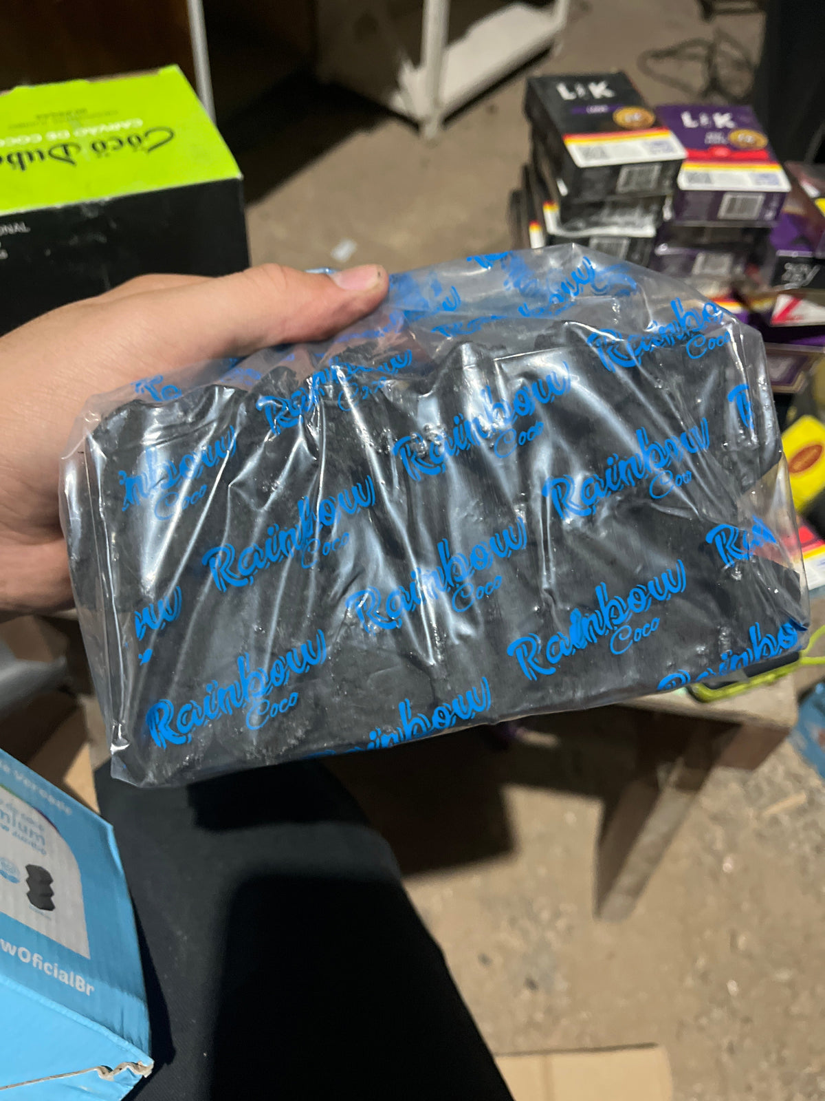 Pacote transparente com 1kg de contas plásticas cnc carvão rainbow pretas com marcação azul
