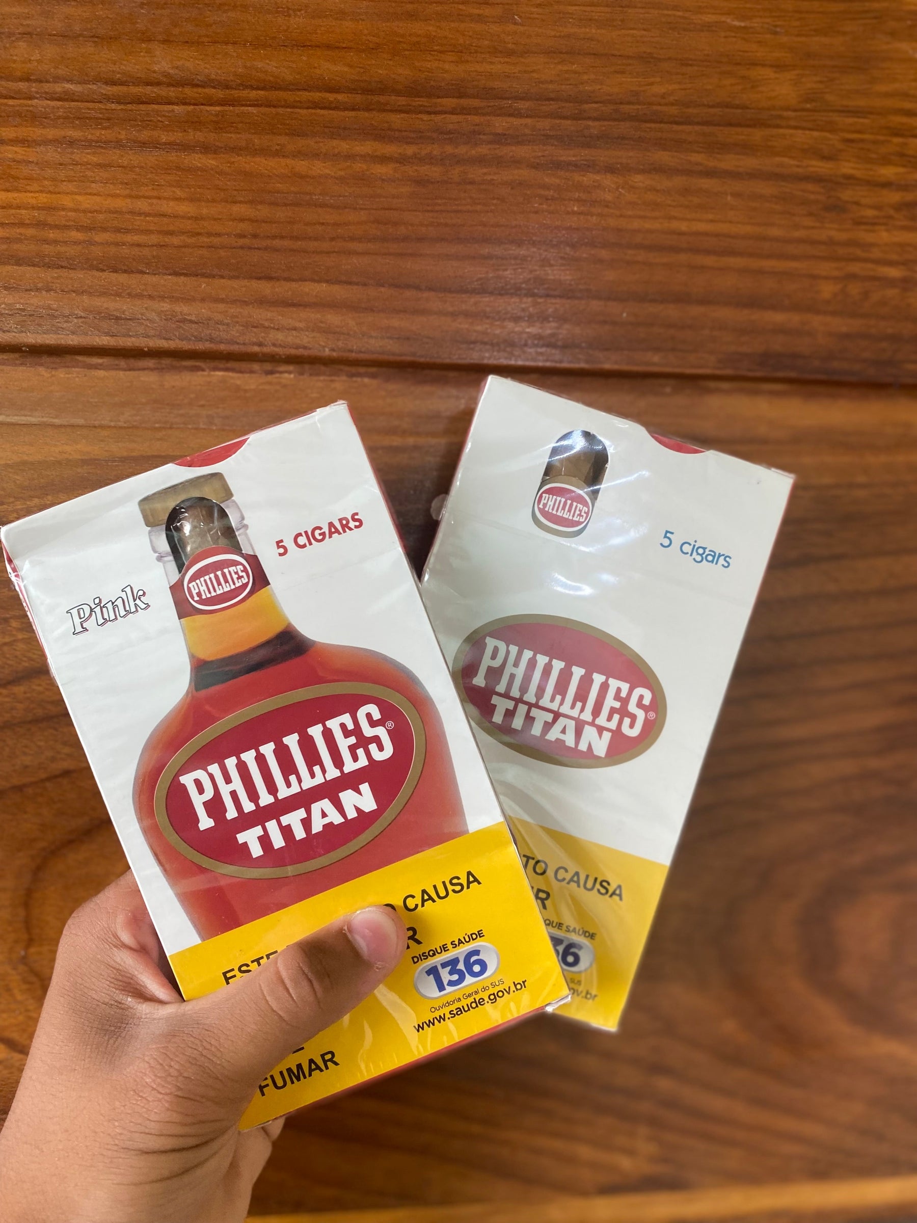 Dois pacotes de charuto phillies titan pink com embalagem rosa e branca com design de garrafa vermelha