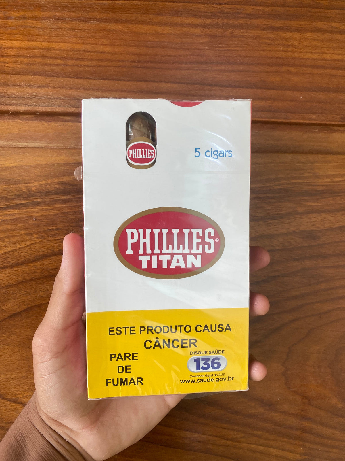Pack de charuto phillies titan tradicional com cinco charutos em embalagem branca e amarela com logo oval vermelho