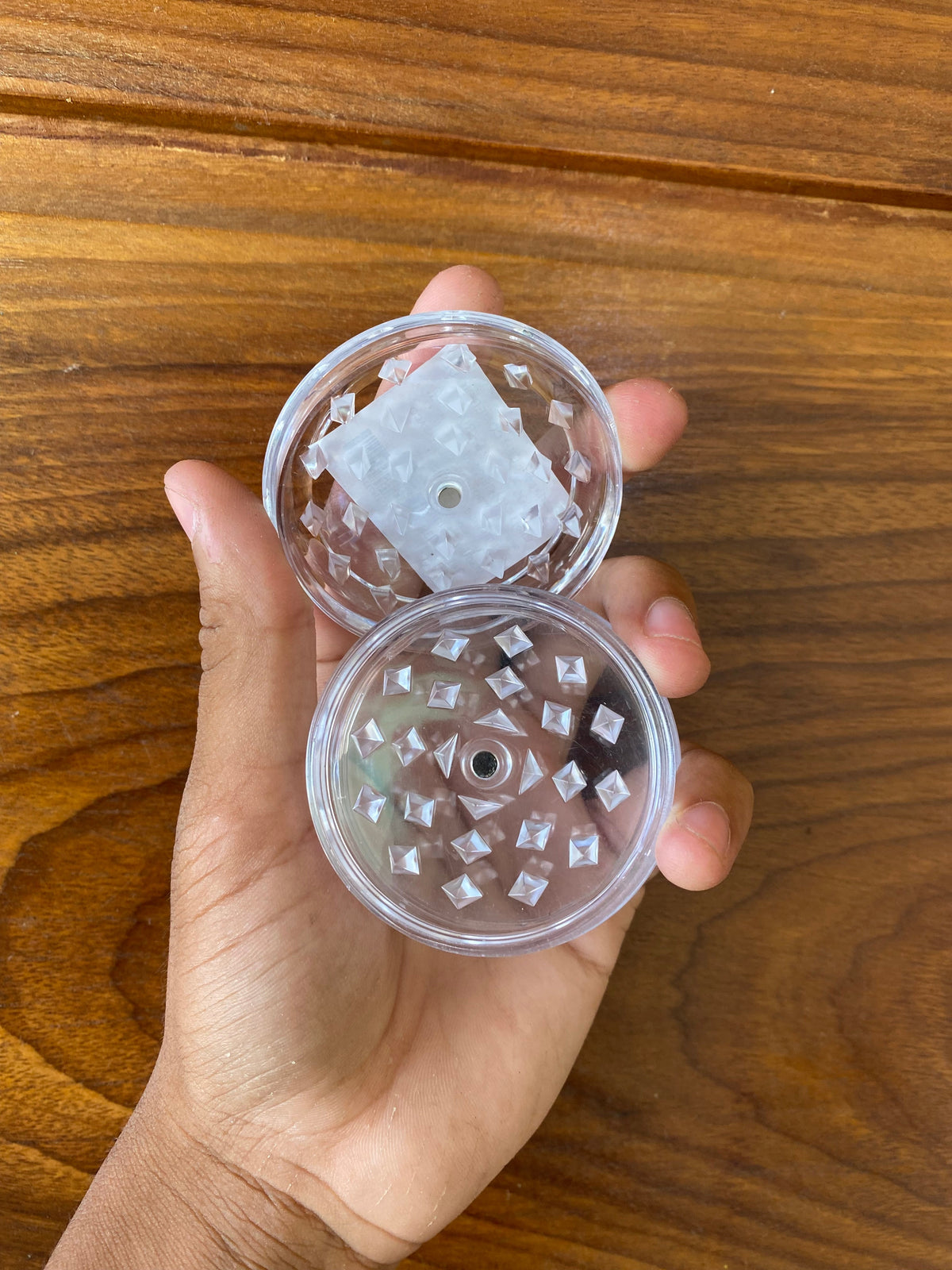 Dichavador transparente de plastico com dente em formato de diamante e duas compartimentos circulares