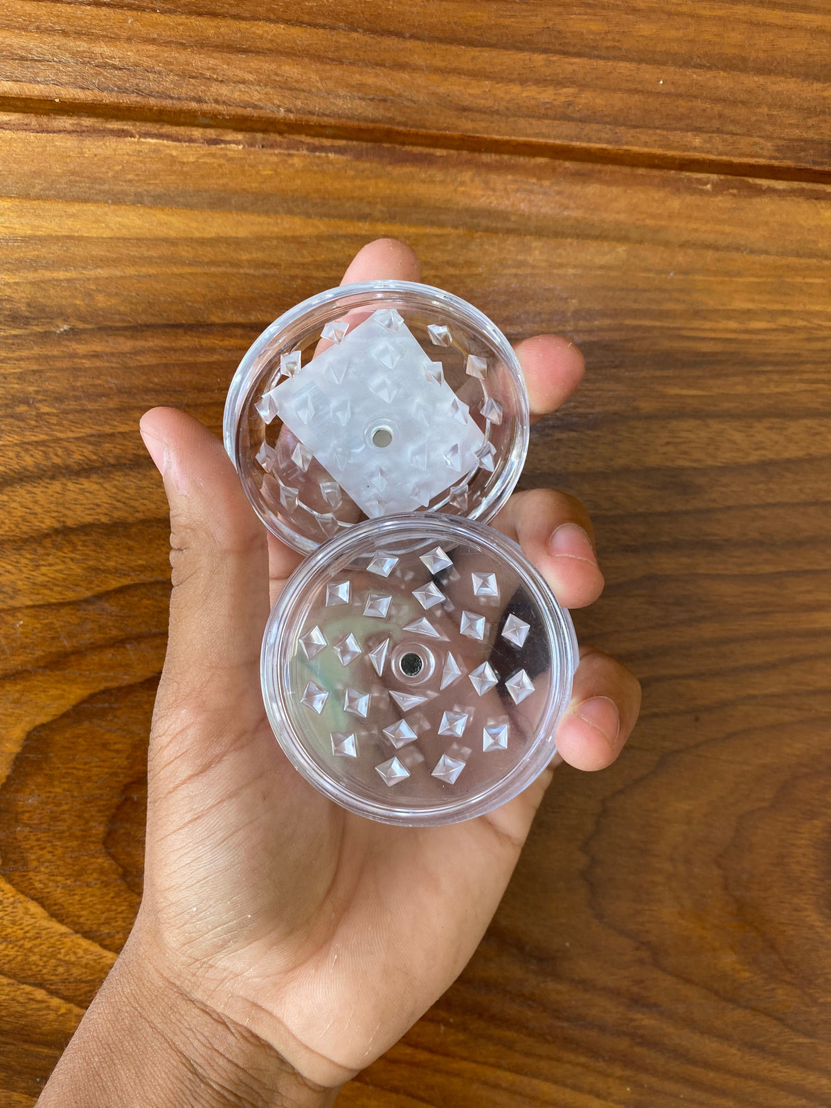 Dichavador transparente de plástico com superfície diamantada e câmara interna branca texturizada para ervas