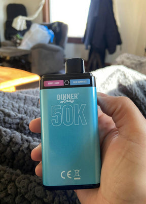 Dinner lady dual 50k vape pod azul claro com tampa preta e sabores berry candy e blue gummy ice