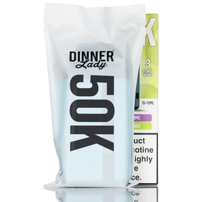 Pouch branco com texto preto do e-liquid dinner lady 50k dual e caixa verde parcialmente visível