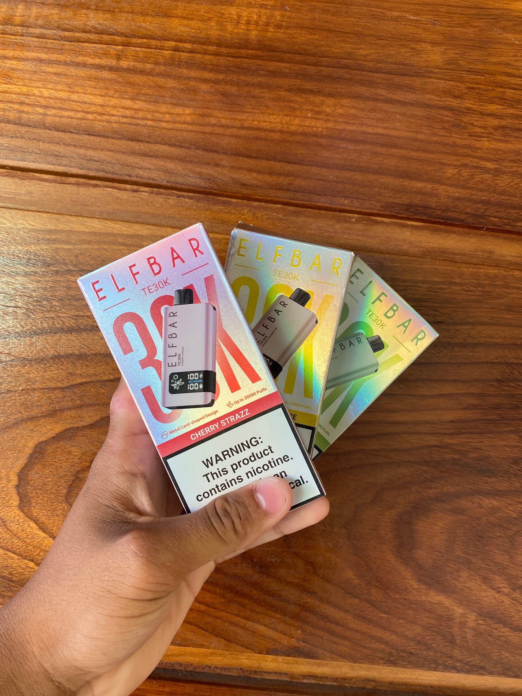 E-líquido elfbar 30k vape pen em branco fosco com detalhes pretos e display digital para uso portátil