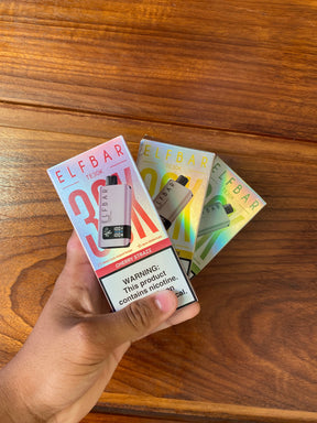 E-líquido elfbar 30k vape pen em branco fosco com detalhes pretos e display digital para uso portátil