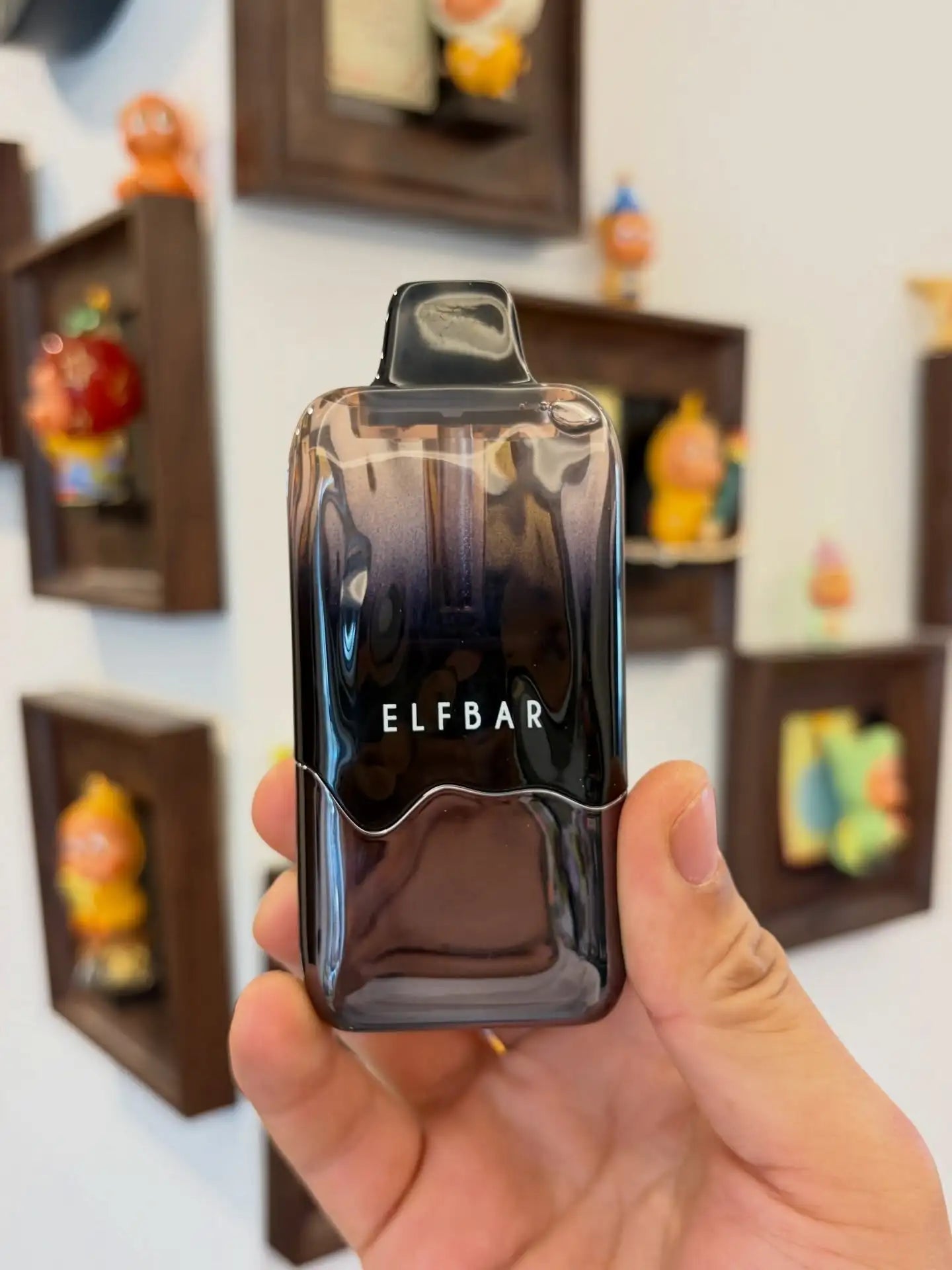 Dispositivo de vape elfbar duke 35k em preto degradê e cinza escuro com acabamento brilhante e design elegante