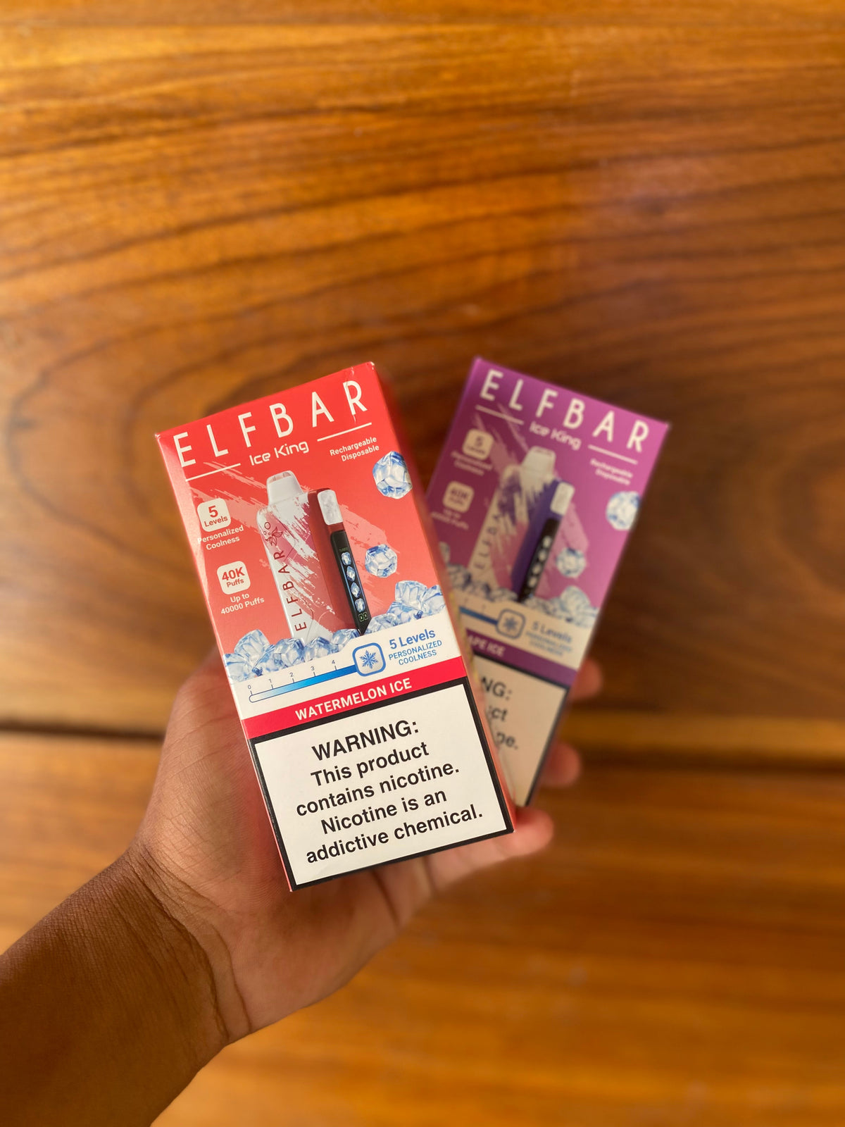 Embalagens vermelha e roxa do vape descartável recarregável elfbar ice king 40k com gráficos azuis e sabores como watermelon ice