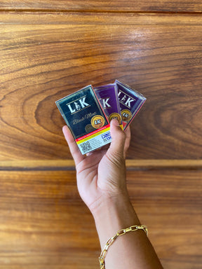 Três pacotes de essência l&k black mint 50g com embalagem azul escura e roxa com detalhes dourados
