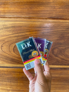 Embalagem de essência l&k 50g sabor black mint com design em dourado e branco sobre fundo verde escuro