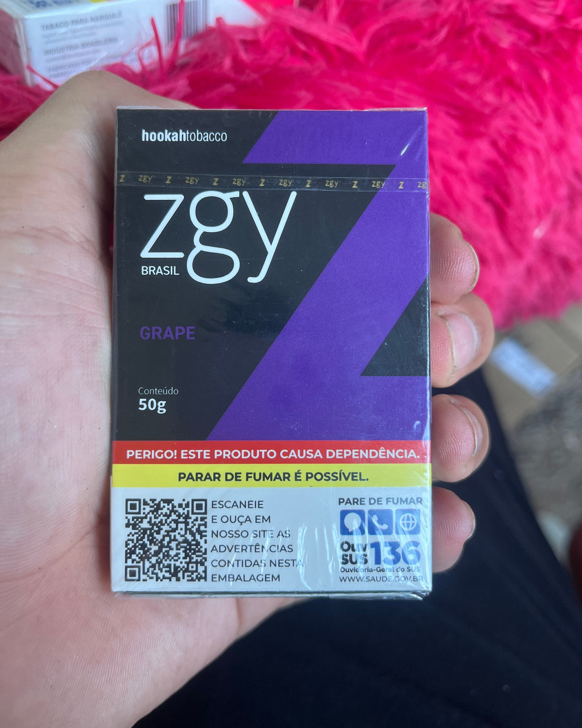 Pacote retangular roxo e preto de 50g de tabaco para narguilé zgy brasil sabor uva essencia ziggy grape