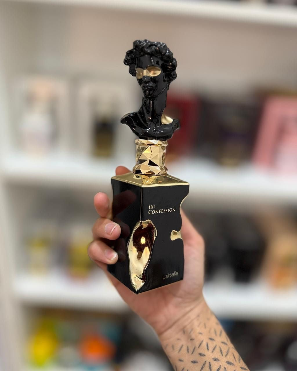 Garrafa de perfume his confession lattafa em preto e dourado com design escultórico de busto