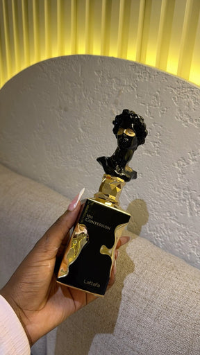 Frasco de perfume his confession lattafa preto e dourado com tampa busto esculpido da bis confession