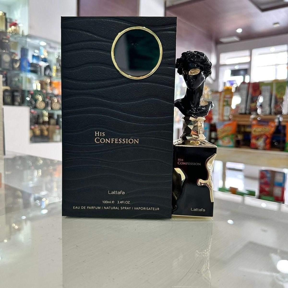 Garrafa de perfume his confession lattafa preta e dourada com tampa busto esculpida detalhada
