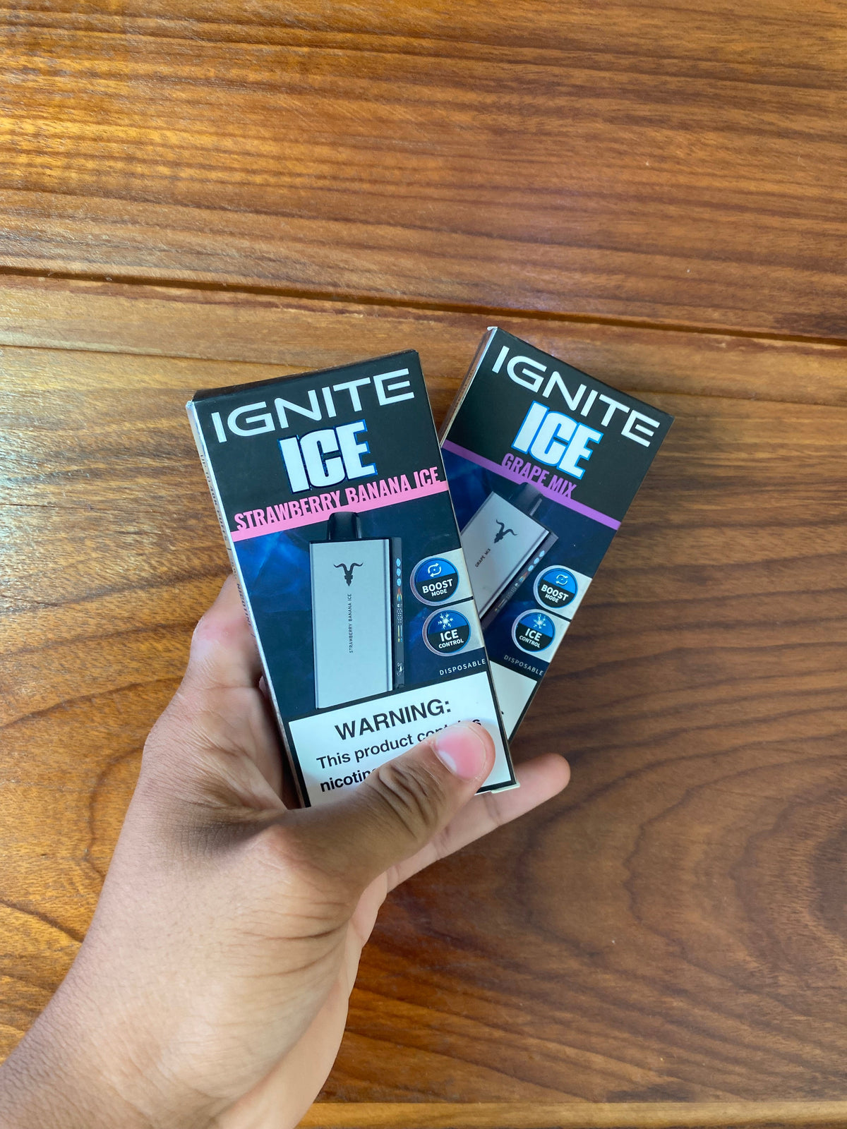 Silver ignite ice vape descartável sabor morango banana ice em embalagem preta e rosa com detalhes azuis modelo Ignite V400 Ice