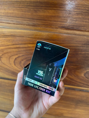 Caixa preta e azul do vape pen ignite v55 sabor grape ice com embalagem de 8 unidades em produto novo