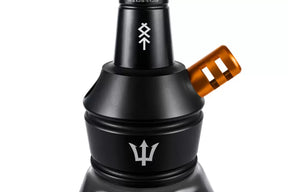 Narguilé triton bishop preto de metal com boquilha dourada e logo tridente branco