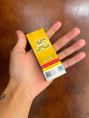 Caixa retangular amarela com logo branco e texto vermelho palhéricos para preservativos artesanais palheiros jc ouro
