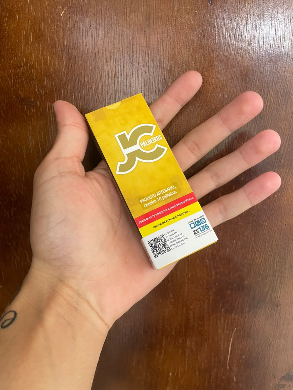 Caixa retangular amarela com logo branco e texto vermelho palhéricos para preservativos artesanais palheiros jc ouro