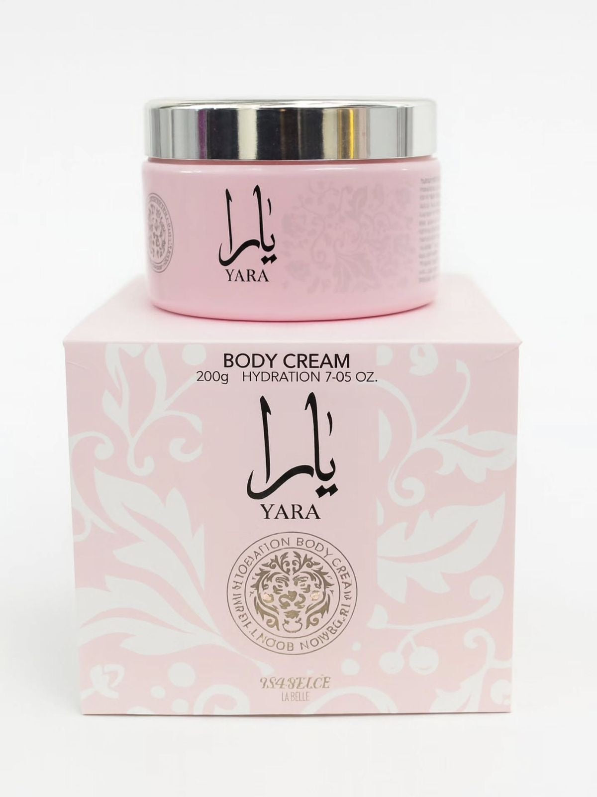 Pasta hidratante corporal yara isabelle 200g em pote rosa com tampa prata sobre caixa rosa decorada
