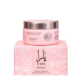 Pasta hidratante corporal yara isabelle 200g com creme shimmer rosa e tampa metálica prateada sobre caixa floral rosa