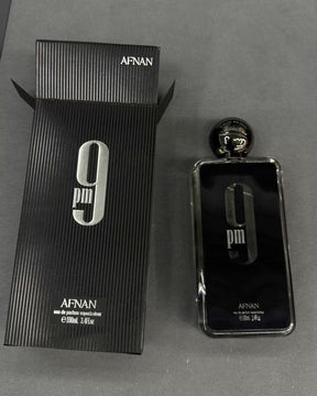 Perfume 9 pm afnan eau de parfum masculino com frasco retangular preto de vidro e logo prata 9 pm na frente