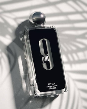 Frasco de vidro transparente e elegante com rótulo preto e logo prata 9 pm perfume afnan eau de parfum 100ml masculino