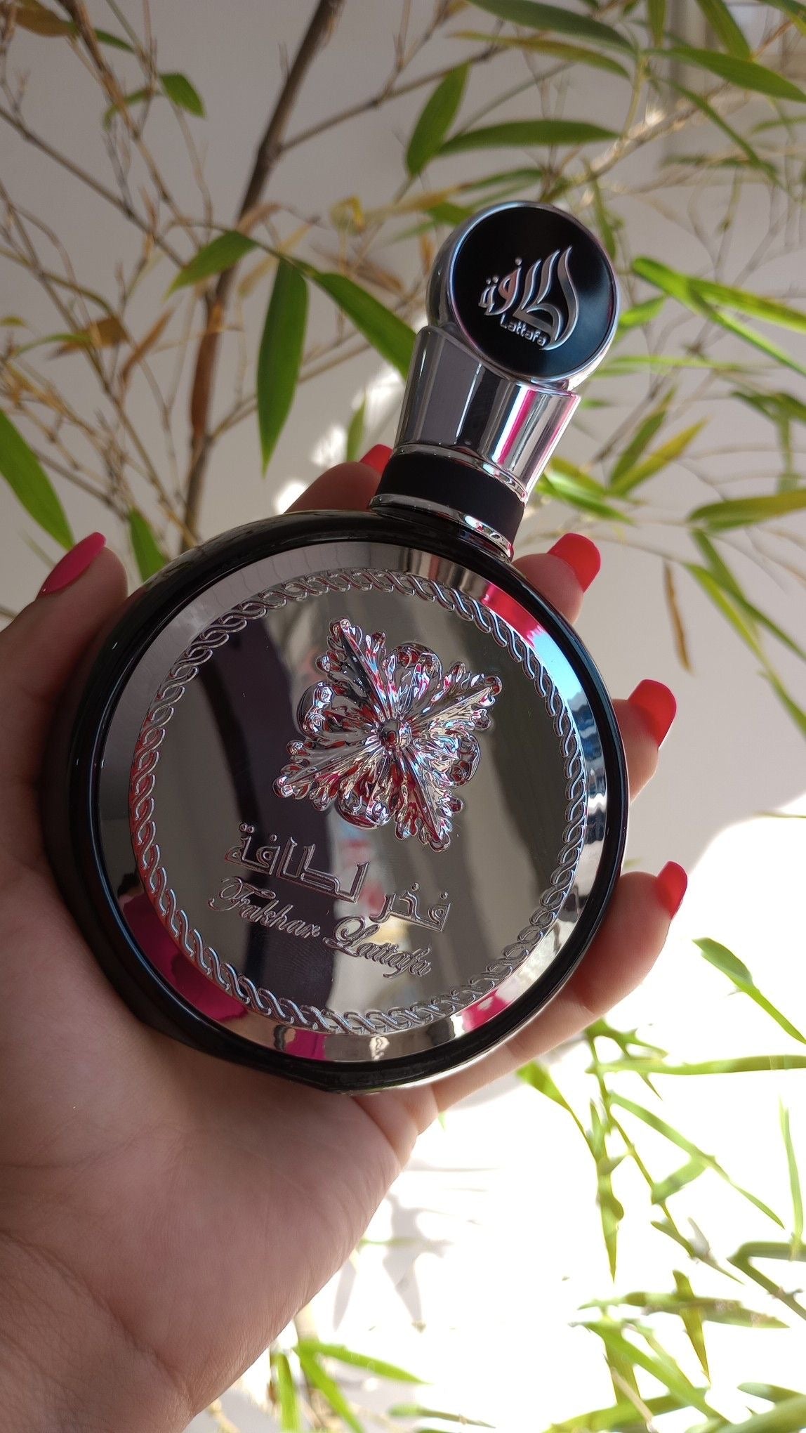Perfume fakhar black lattafa eau de parfum masculino com frasco redondo elegante preto e prata e borboleta de cristal ornada