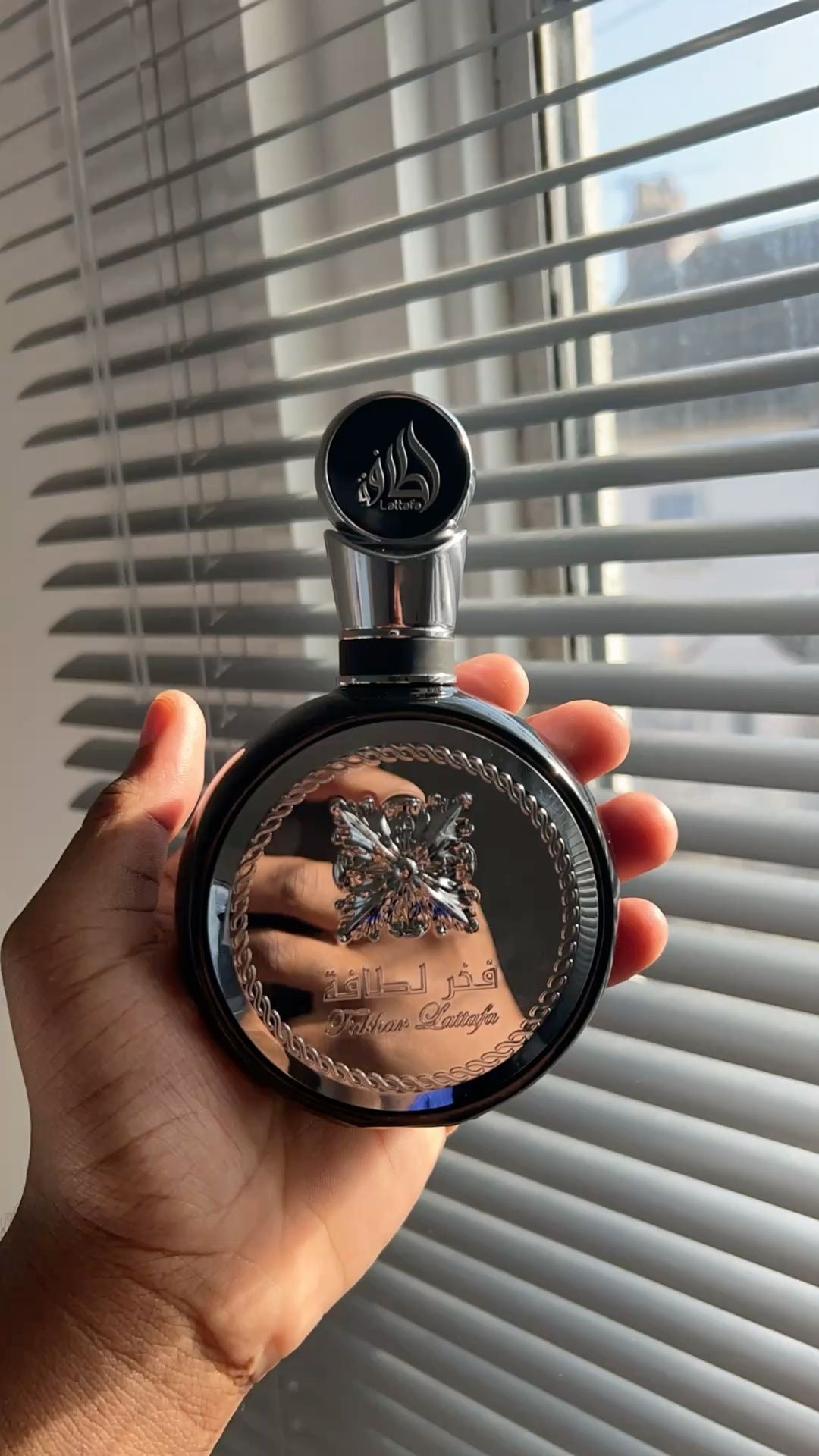 Perfume fakhar black lattafa eau de parfum masculino com frasco preto elegante, tampa prata e detalhes gravados maison margiela