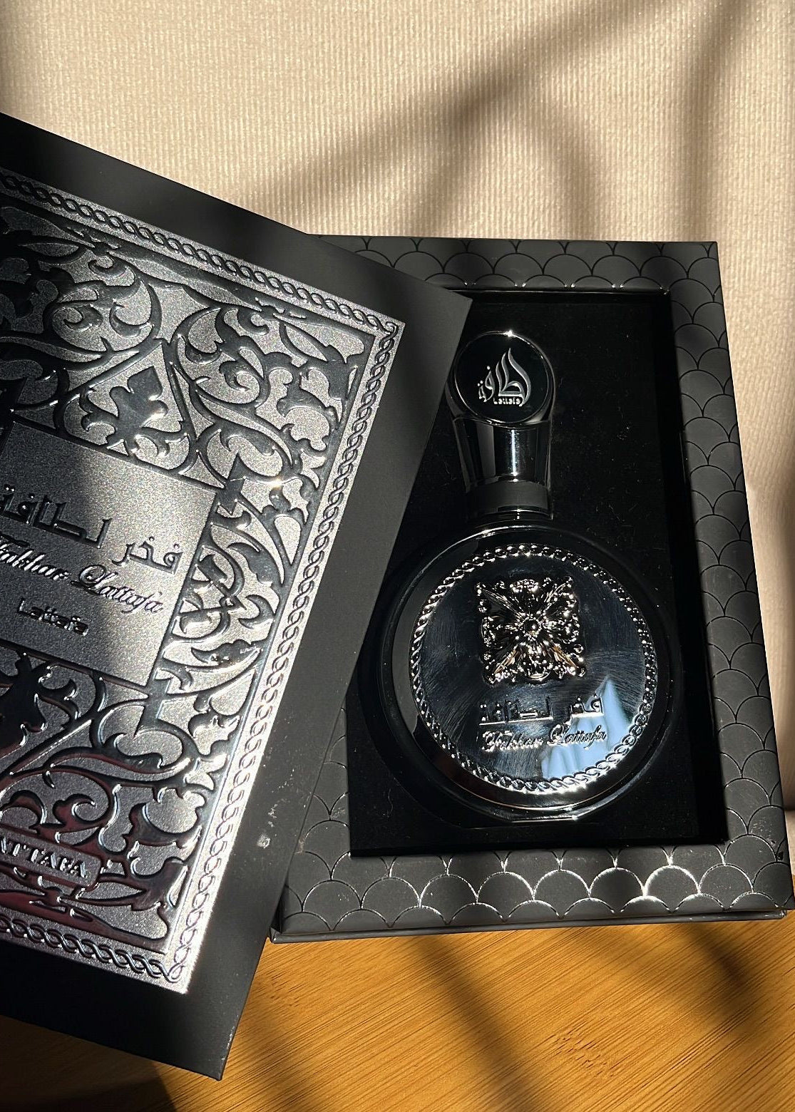 Perfume fakhar black lattafa eau de parfum masculino com frasco de vidro preto e detalhes em metal prateado em caixa ornada preta