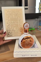Frasco elegante branco e ouro rosé de perfume lattafa fakhar rose com design floral embossado e caixa ornamentada