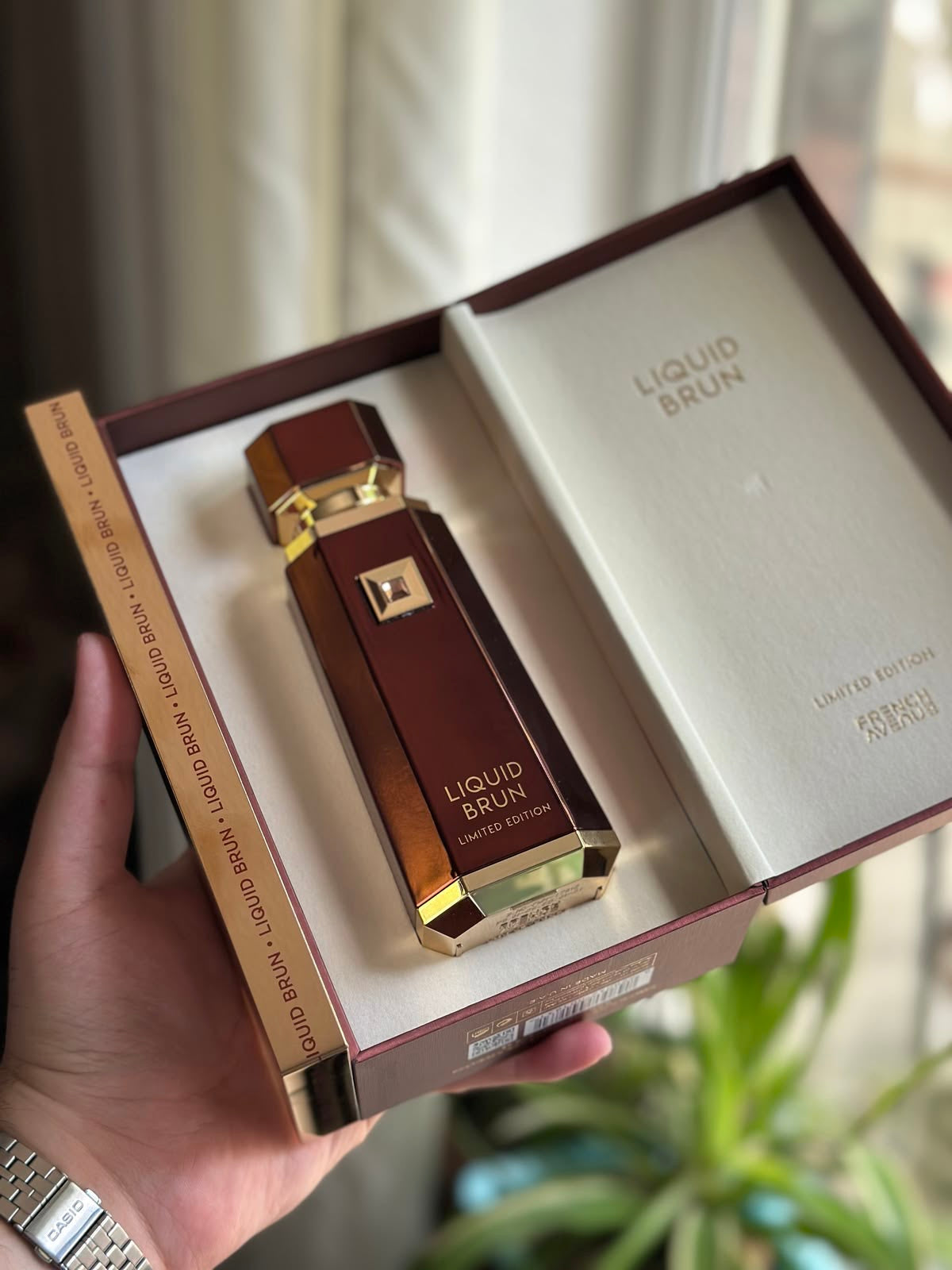Frasco retangular elegante de perfume liquid brun edição limitada francês avenue masculino com corpo vinho profundo e detalhes dourados