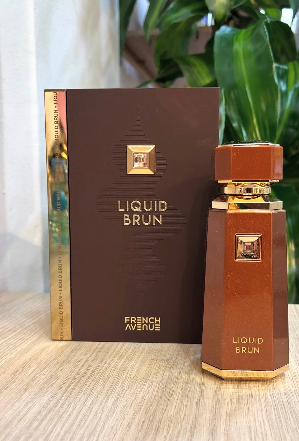 Frasco de perfume masculino perfume liquid brun french avenue em vidro âmbar com detalhes dourados e design geométrico