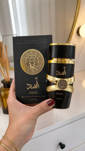 Perfume masculino asad eau de parfum 100ml preto com frasco preto e dourado e emblema de leão dourado detalhado