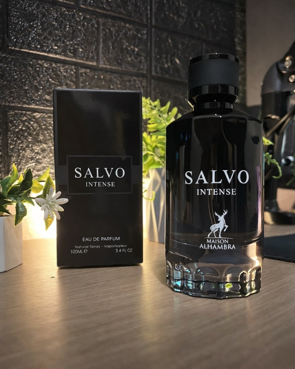 Garrafa preta de vidro com base facetada e tampa combinando do perfume masculino maison alhambra salvo intense eau de parfum