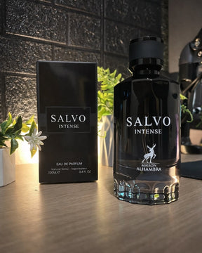 Garrafa preta de vidro com base facetada e tampa combinando do perfume masculino maison alhambra salvo intense eau de parfum