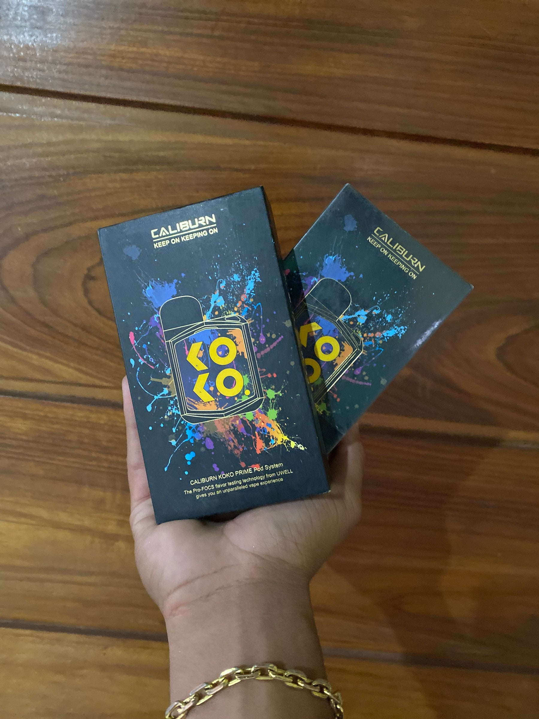 Caixas do sistema pod uwell caliburn koko prime preto com design colorido e marcação amarela koko