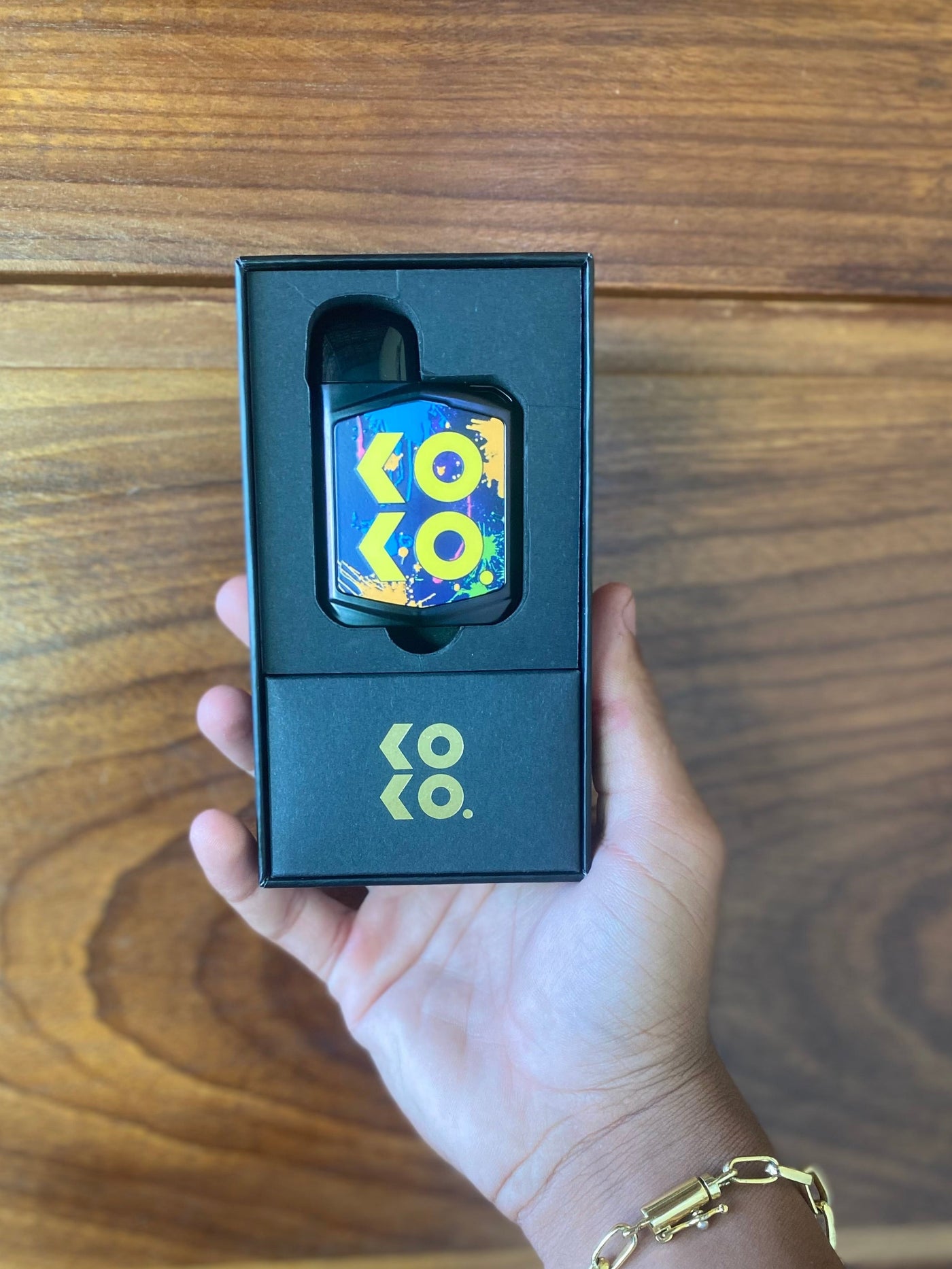Pena de vape pod system uwell caliburn koko colorida com acabamento brilhante e logo amarelo em embalagem preta elegante